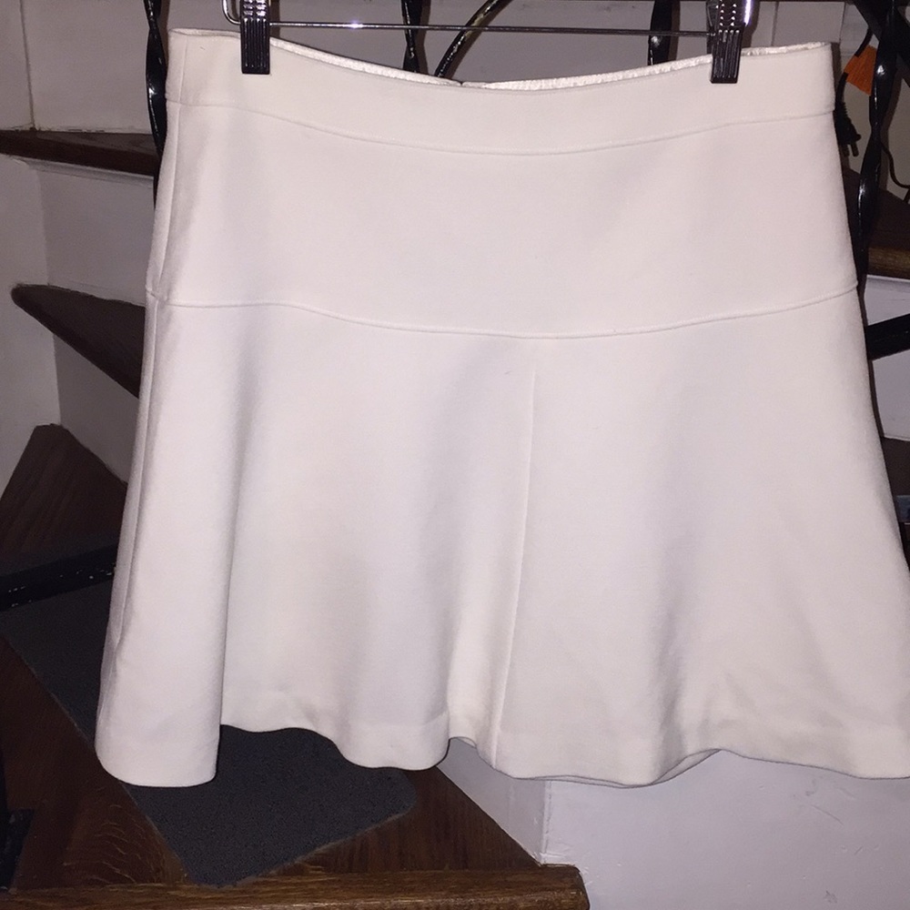 NWOT. Cream tennis skirt style w belling